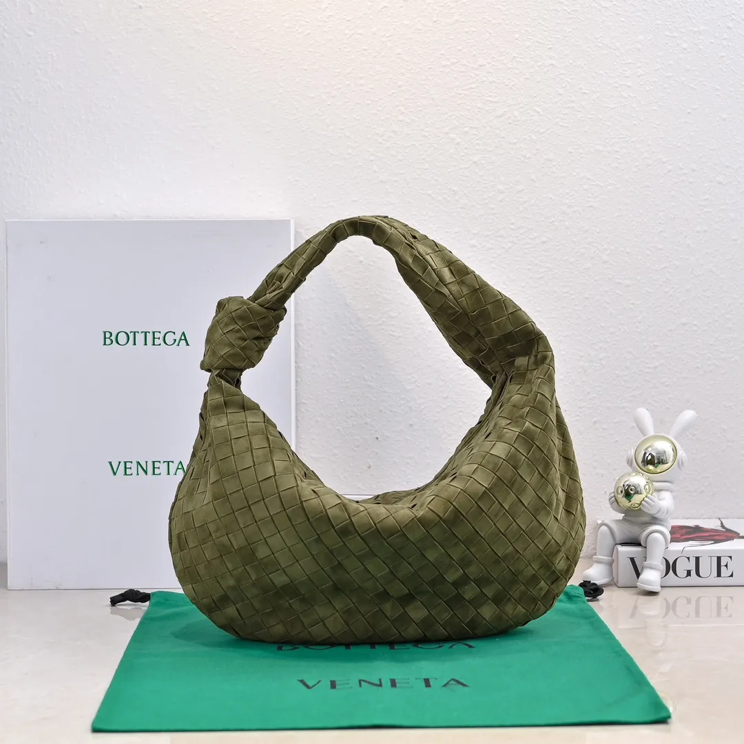 Batch 1960 #BV 𝗝𝗢𝗗𝗜𝗘# Street style’s new favorite fashionable large size 𝙟𝙤𝙙𝙞𝙚 It’s coming, it’s coming, it’s really coming! I have always thought that knitted BV is old-fashioned, until I met it - 𝙟𝙤𝙙𝙞𝙚, I realized that the original classic knitting elements and the new knot element design can be so fashionable! I have to admire Daniel Lee’s design talent! Large capacity to meet daily needs! Fashionable and versatile, it’s perfect for concave shapes, take it out to hit the streets! Size: 48*40*16 Style number: 6698